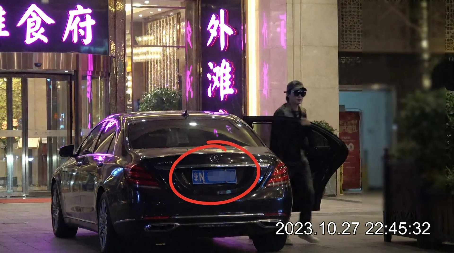 500彩票app - 豪车餐厅外偷拍